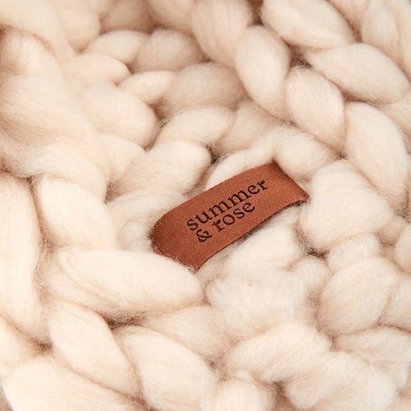 🌸 SUMMER & ROSE - Mia Knitted Throw 🌸 - Picture 4 of 4